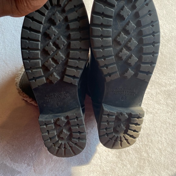 American eagle women’s size 8 black leather sole/ inner fur lining ankle boots. - Picture 4 of 7